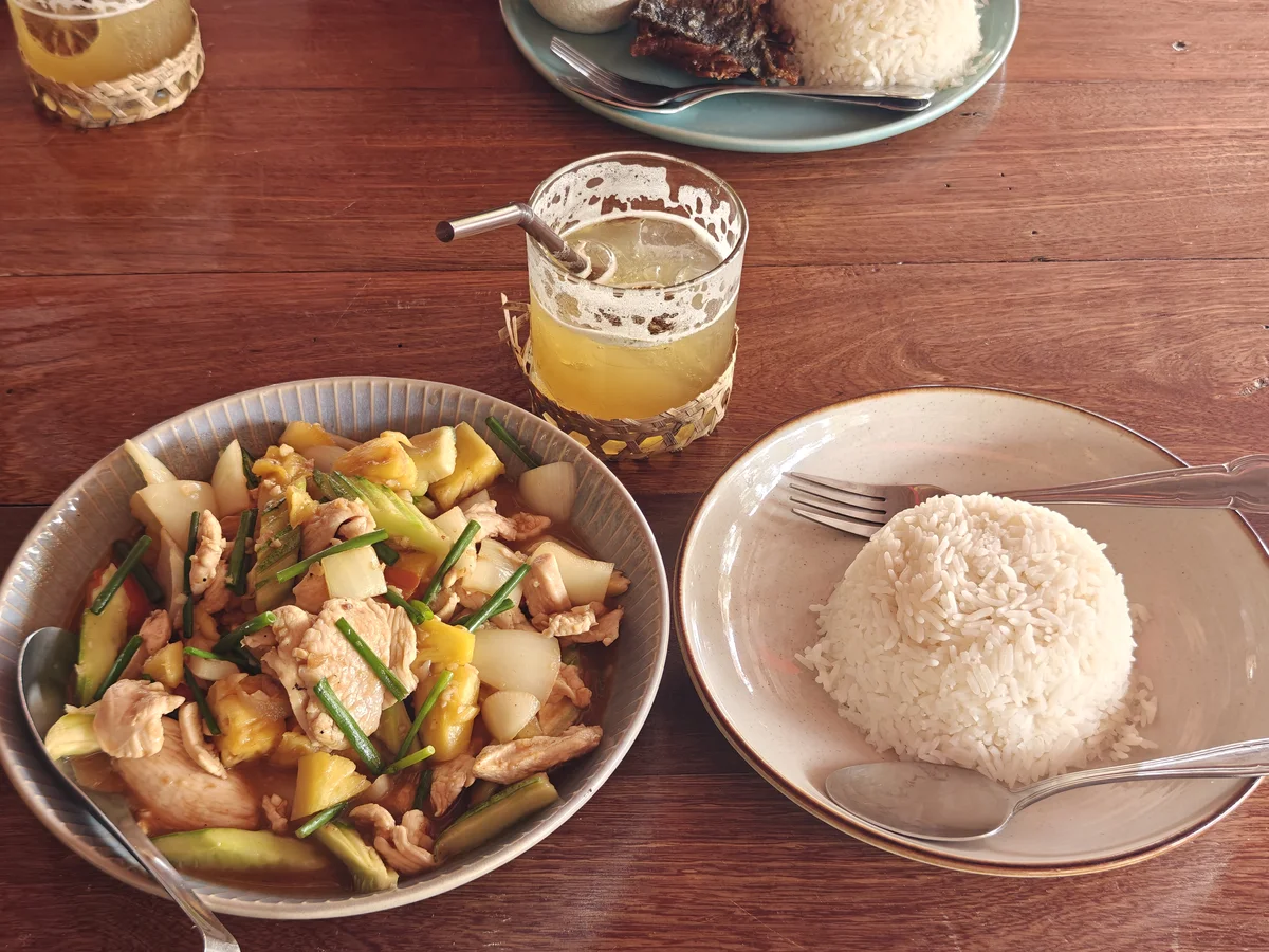 Southeast Asian afternoon logic: fruit in the savory dish, something vaguely citrus in the glass, no further questions.