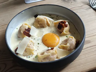 Tortellini/Ravioli Carbonara-style with Egg Yolk